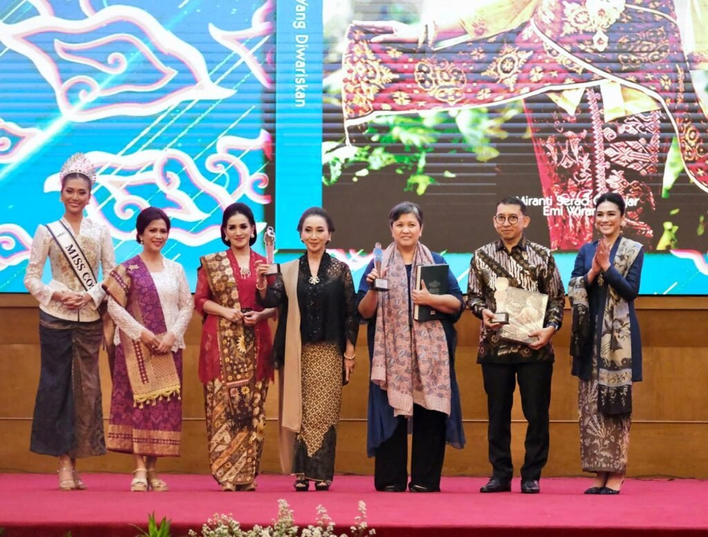 Portal Berita Indonesia dan Dunia Terkini Hari Ini, Update Harian Terbaru, Terlengkap, Tajam, Aktual dan Berimbang. Tim Nasional Kebaya Indonesia Luncurkan Buku 'Kebaya, Keanggunan Yang Diwariskan - Teropong Rakyat