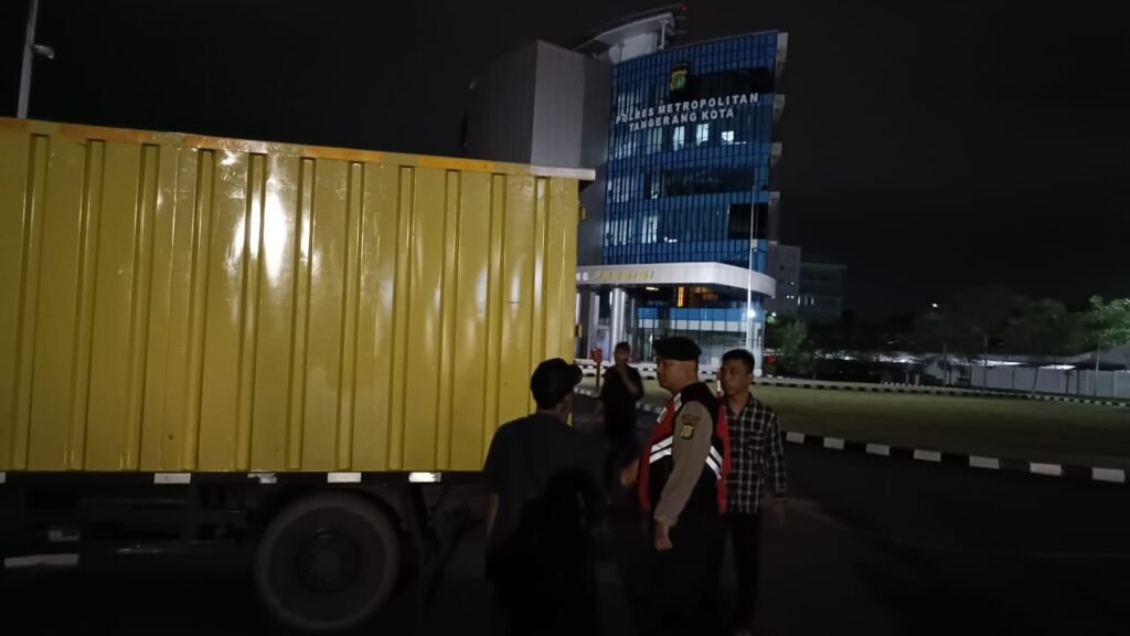 Portal Berita Indonesia dan Dunia Terkini Hari Ini, Update Harian Terbaru, Terlengkap, Tajam, Aktual dan Berimbang. Marak Pelaku Mafia Migas Awak Media Berkordinasi Dengan APH Di Amankan Di Polres Kota Tanggerang - Teropong Rakyat