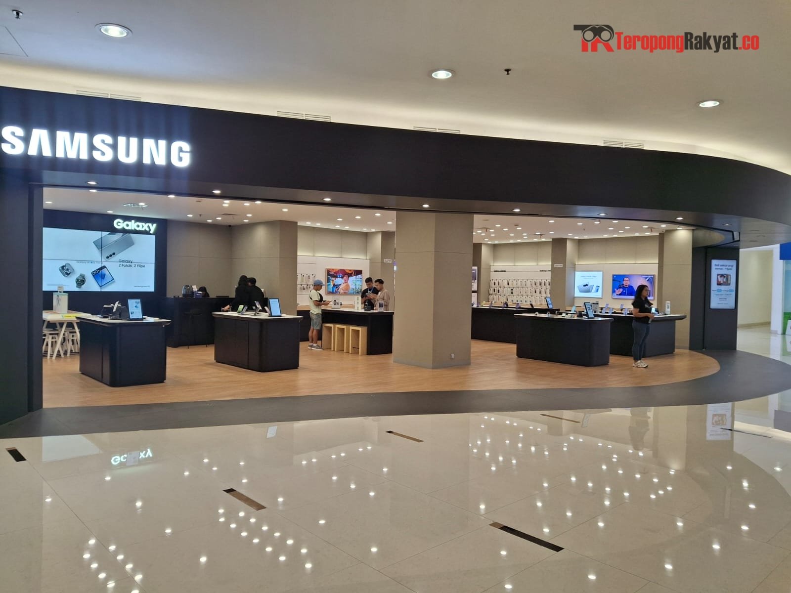 Samsung Z Fold 6: Smartphone Serba Bisa yang Ringan dan Ergonomis di Samsung Store Senayan City