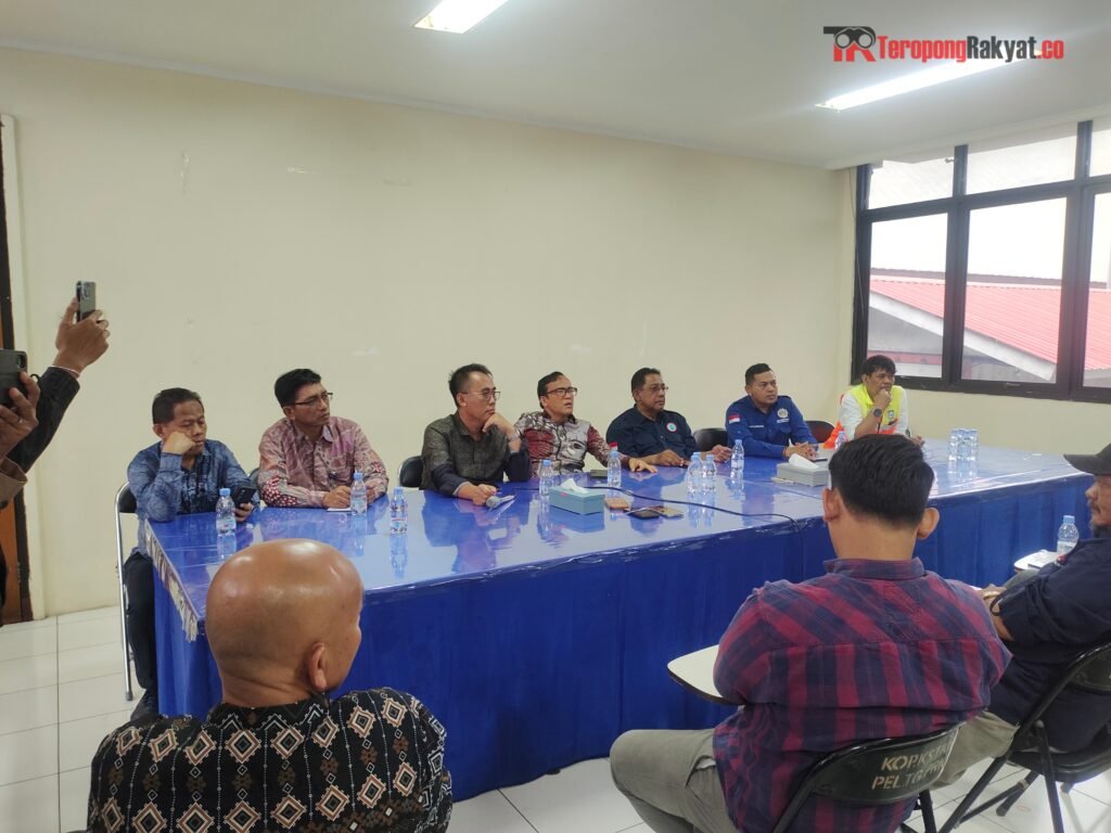 Wamenaker Desak Koperasi TKBM Tanjung Priuk Segera Daftarkan Anggota ke BPJS Ketenagakerjaan dan Terbitkan KTA - Teropong Rakyat