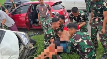 Prajurit Yonbekang 1 Kostrad Sigap Bantu Evakuasi Korban Laka-Lantas