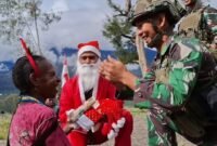 Foto: Santa Clous Ala Buaya Putih Kostrad