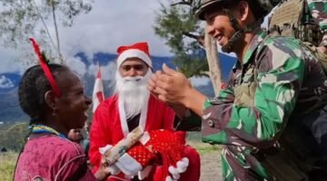 Foto: Santa Clous Ala Buaya Putih Kostrad