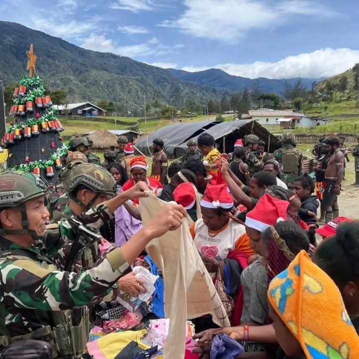 Rayakan Natal, Buaya Putih Kostrad Bakar Batu Bersama Warga Gome  - Teropongrakyat.co