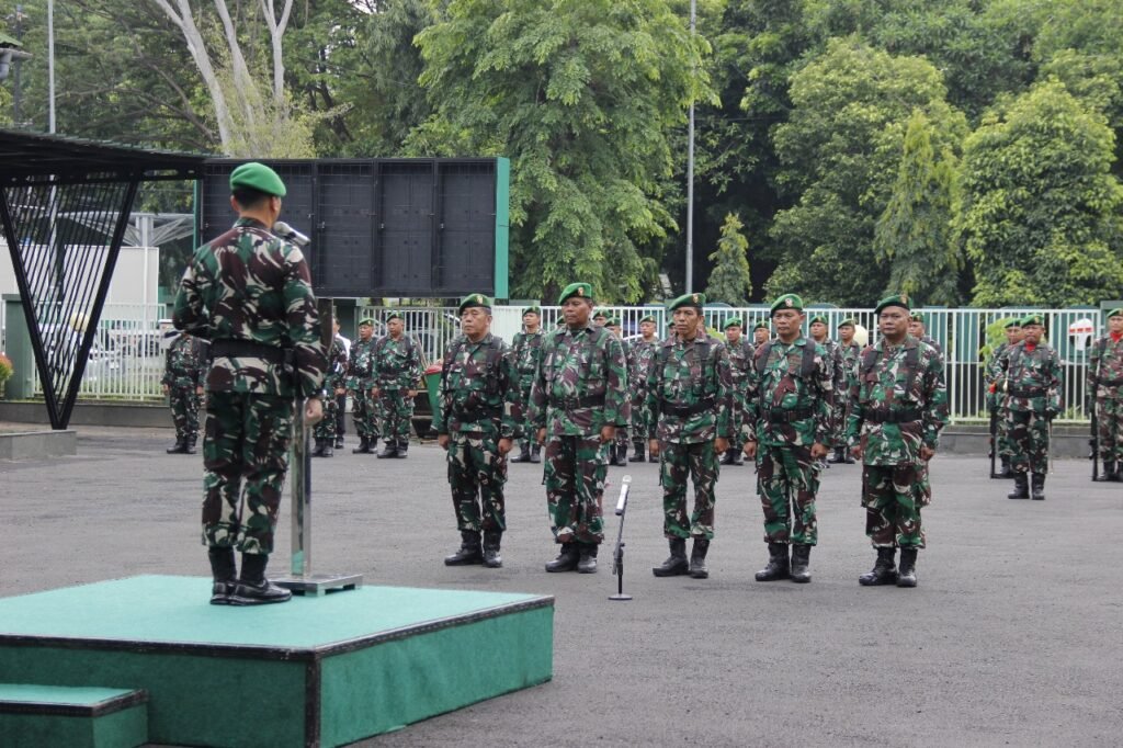Dandim 0507 Pimpin Upacara Pengibaran Bendera dan Wisuda Purna Bhakti - Teropong Rakyat