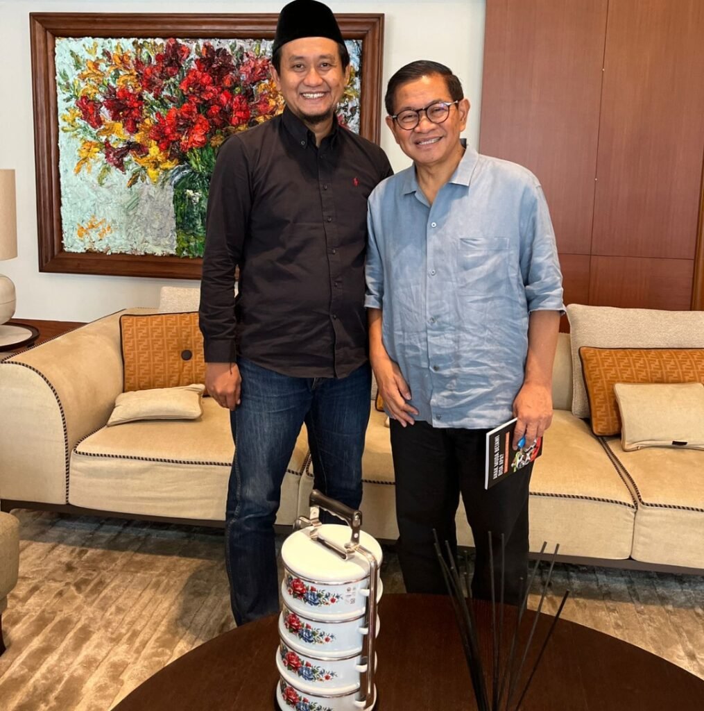 Portal Berita Indonesia dan Dunia Terkini Hari Ini, Update Harian Terbaru, Terlengkap, Tajam, Aktual dan Berimbang. Pemuda Kaum Betawi: Kreativitas Sendal Jepit dan Rantang untuk Demokrasi Bersih Jakarta - Teropong Rakyat