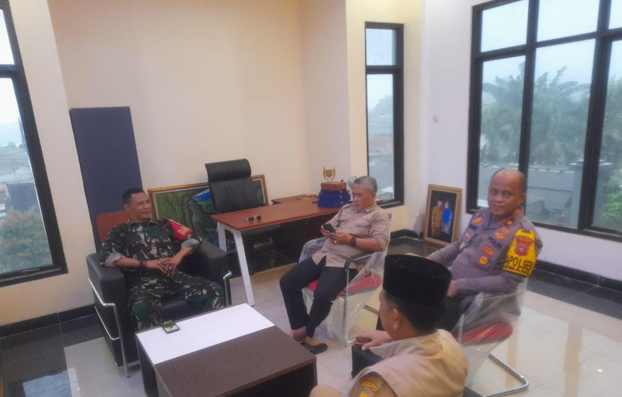 KAPOLSEK KEMANG BERSAMA DANRAMIL GIAT COOLING SISTEM LAKUKAN SILATURAHMI PASCA PILKADA DENGAN KEPALA DESA JAMPANG KEC. KEMANG KAB. BOGOR DAN AJAK JAGA KONDUSIFITAS