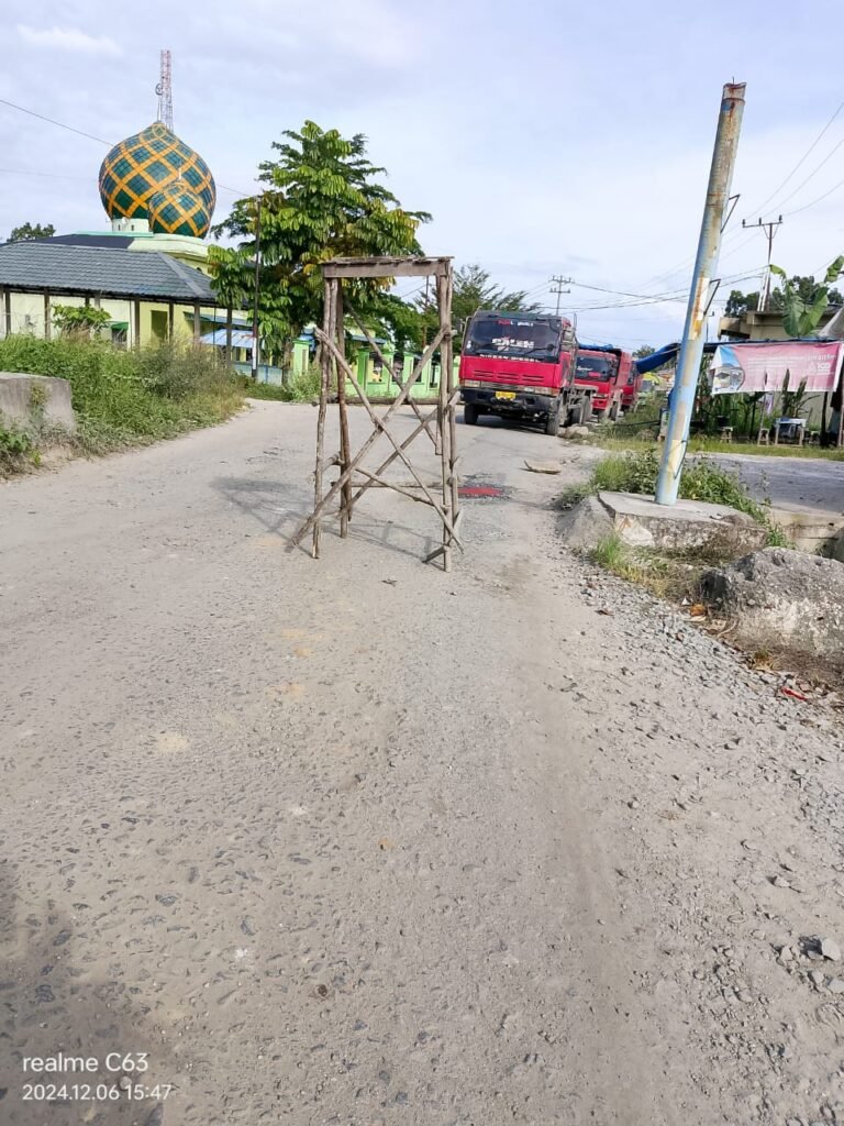 Portal Berita Indonesia dan Dunia Terkini Hari Ini, Update Harian Terbaru, Terlengkap, Tajam, Aktual dan Berimbang. Masyarakat tutup akses jalan raya pekan baru bangkinang - Teropong Rakyat