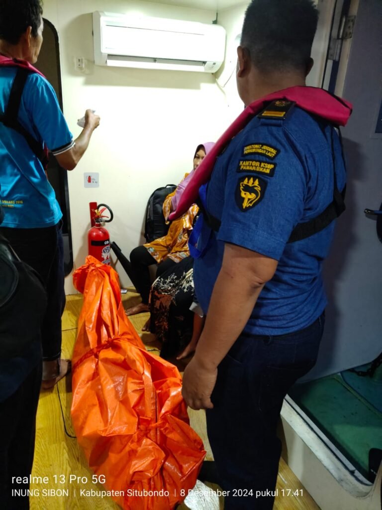 KPLP Kemenhub Bantu Evakuasi Korban Tenggelamnya KLM Fajar Lorena di Perairan Sepudi-Situbondo - Teropong Rakyat