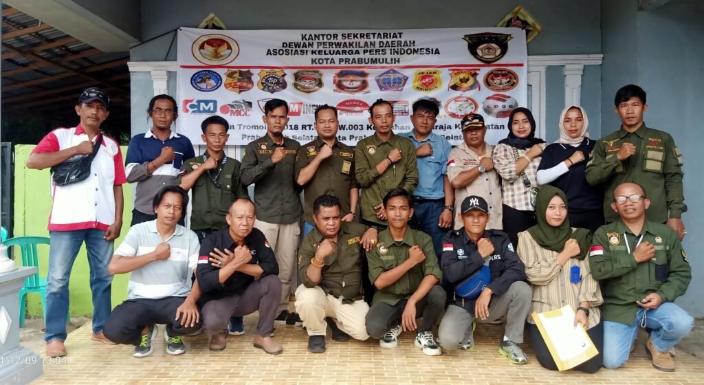 Portal Berita Indonesia dan Dunia Terkini Hari Ini, Update Harian Terbaru, Terlengkap, Tajam, Aktual dan Berimbang. Ketum AKPERSI hadiri penyerahan SK DPC AKPERSI Kota Prabumulih - Teropong Rakyat