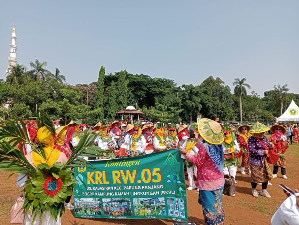 Portal Berita Indonesia dan Dunia Terkini Hari Ini, Update Harian Terbaru, Terlengkap, Tajam, Aktual dan Berimbang. Kampung Ramah Lingkungan Wilayah Rw.05 Desa Kabasiran Kacamatan Parung Panjang " Potensi Dalam Mengelolah Kerajinan Dan Kreatifitas para Warga - Teropong Rakyat