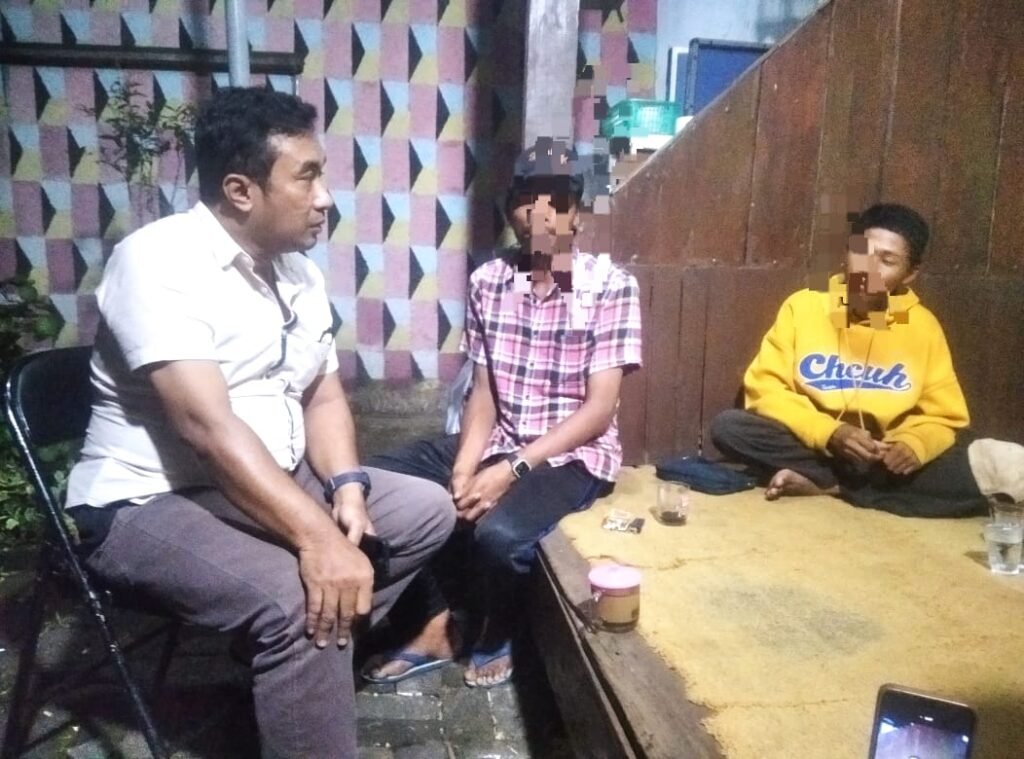 Portal Berita Indonesia dan Dunia Terkini Hari Ini, Update Harian Terbaru, Terlengkap, Tajam, Aktual dan Berimbang. Sempat Berhasil, Warga RW 02 Kelurahan Pasar Minggu Amankan dan ‘Poles’ Pelaku Curanmor - Teropong Rakyat