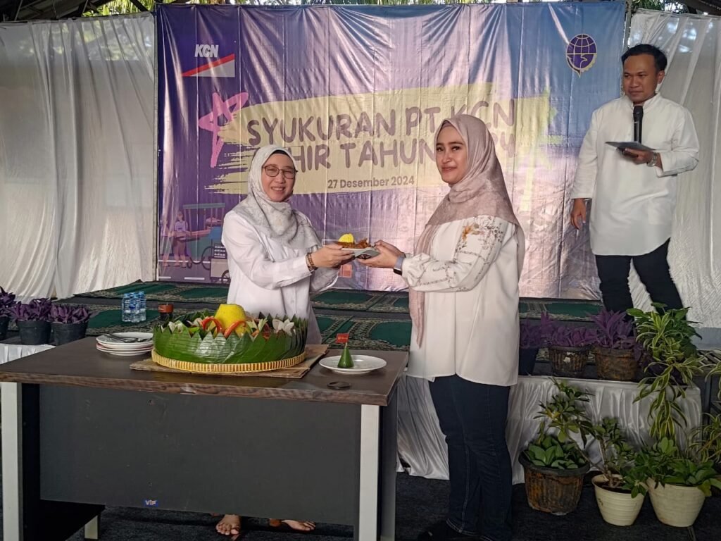 Portal Berita Indonesia dan Dunia Terkini Hari Ini, Update Harian Terbaru, Terlengkap, Tajam, Aktual dan Berimbang. PT. KCN Gelar Syukuran Akhir Tahun Dengan Berikan Santunan Kepada Yatim Piatu - Teropong Rakyat