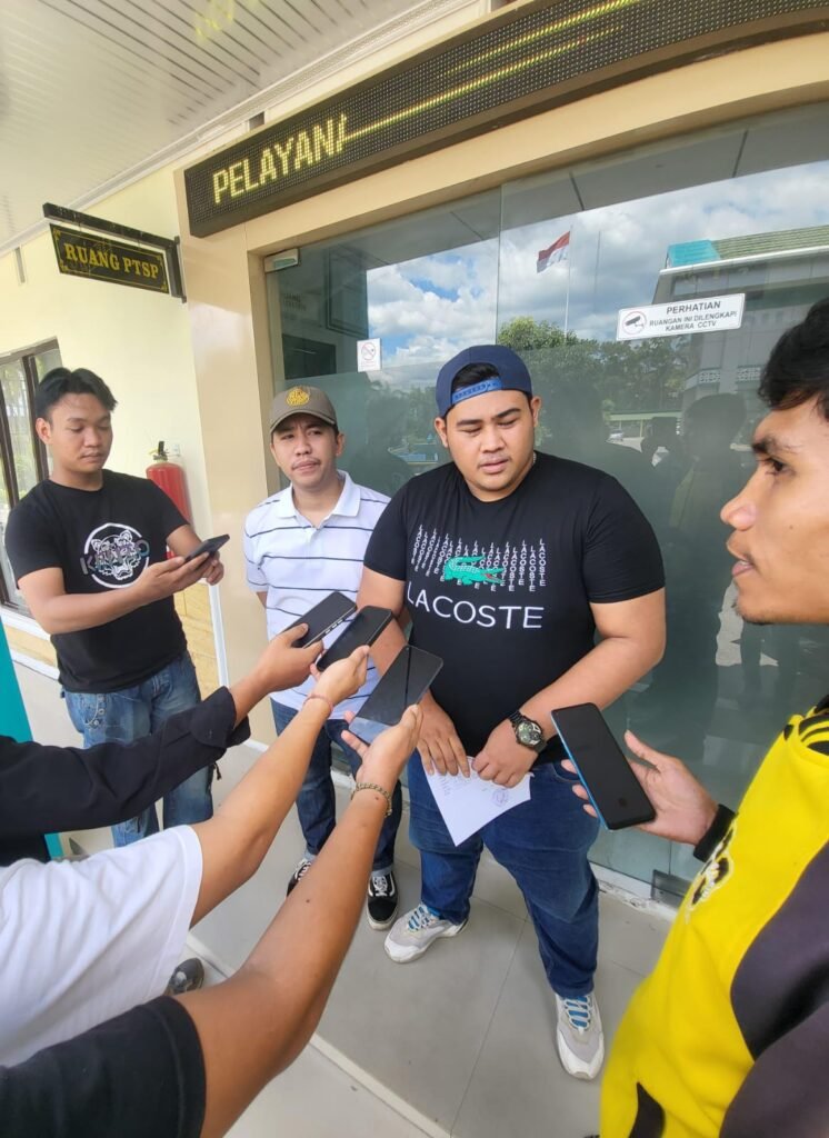 Corak Sultra Resmi Melakukan Unras Dan Melaporkan PT. WMB ke Kejati Sultra dan DPRD Sultra Atas Dugaan Jual Beli Dokumen - Teropong Rakyat