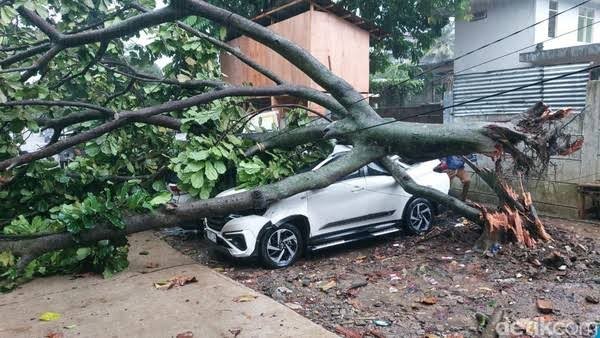 Hujan Disertai Angin Kencang, Ini Area-Area Parkir yang Wajib di Hindari - Teropongrakyat.co