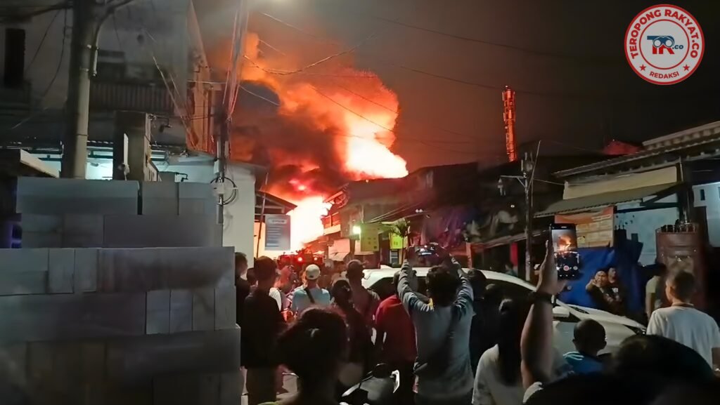 Kebakaran di Mahoni Koja, Rumah dan Gudang Kayu Ludes Terbakar - Teropong Rakyat