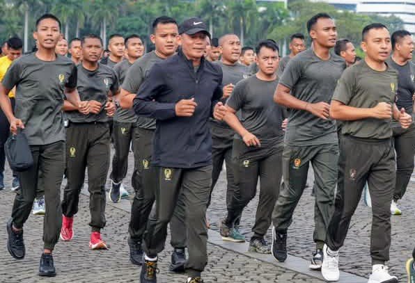 Pangkostrad Letjen TNI Mohammad Fadjar Laksanakan Olahraga Lari Bersama Prajurit di Monas  - Teropongrakyat.co