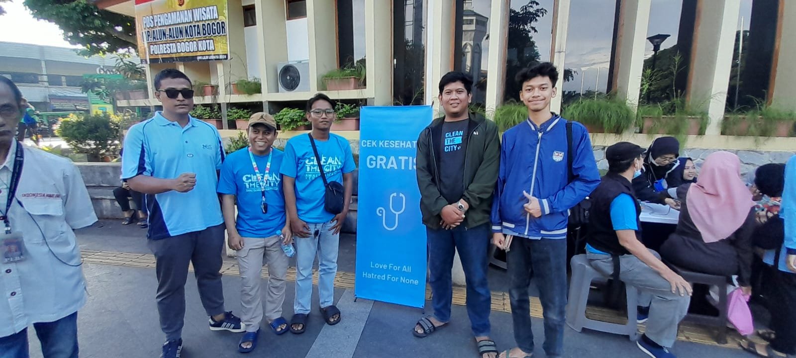 Relawan Clean The City Bersihkan Sampah Alun-alun Kota Bogor Usai Perayaan Malam Tahun Baru 2025