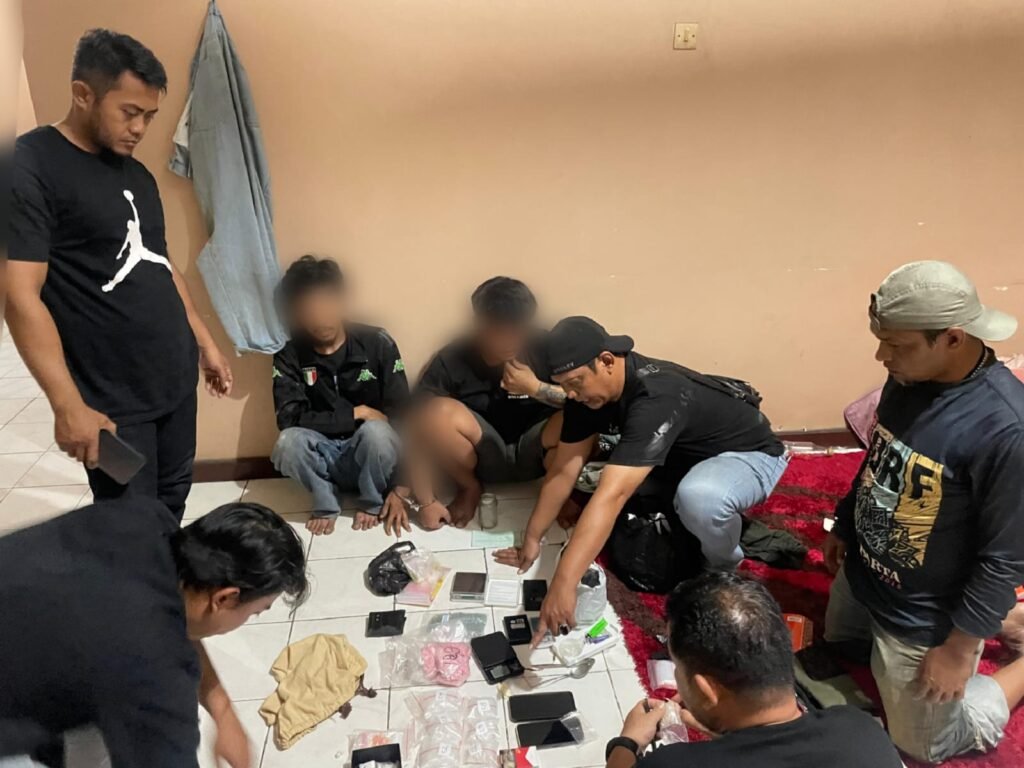Portal Berita Indonesia dan Dunia Terkini Hari Ini, Update Harian Terbaru, Terlengkap, Tajam, Aktual dan Berimbang. Polsek Kembangan Tangkap Kurir dalam Pengembangan Kasus Jaringan Narkoba Tahun Baru - Teropong Rakyat