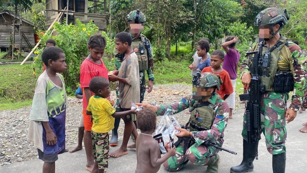 Portal Berita Indonesia dan Dunia Terkini Hari Ini, Update Harian Terbaru, Terlengkap, Tajam, Aktual dan Berimbang. Anak-Anak Muara Sambut Gembira Komsos Marinir Habema - Teropong Rakyat