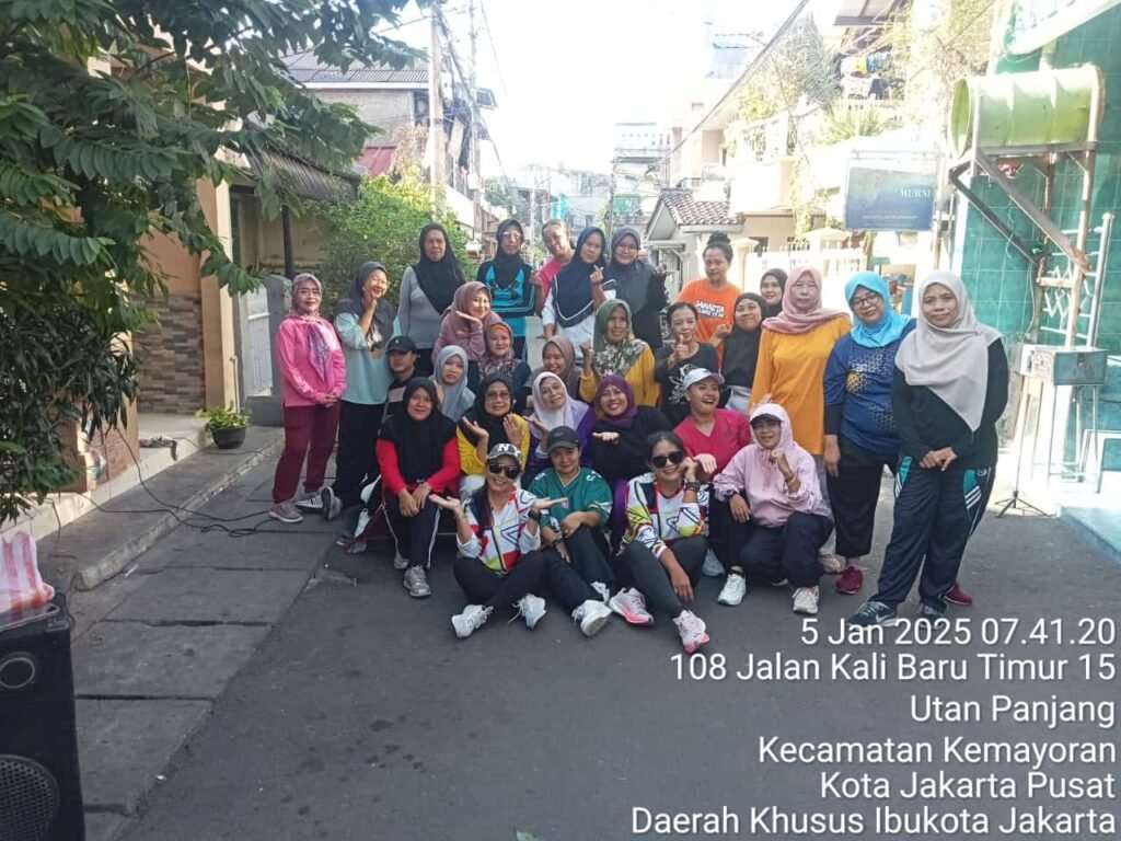 Portal Berita Indonesia dan Dunia Terkini Hari Ini, Update Harian Terbaru, Terlengkap, Tajam, Aktual dan Berimbang. Kolaborasi Senam Sehat Pengurus RT/RW 08 Dengan RW 09 Kelurahan Utan Panjang, Kecamatan Kemayoran, Jakarta Pusat - Teropong Rakyat