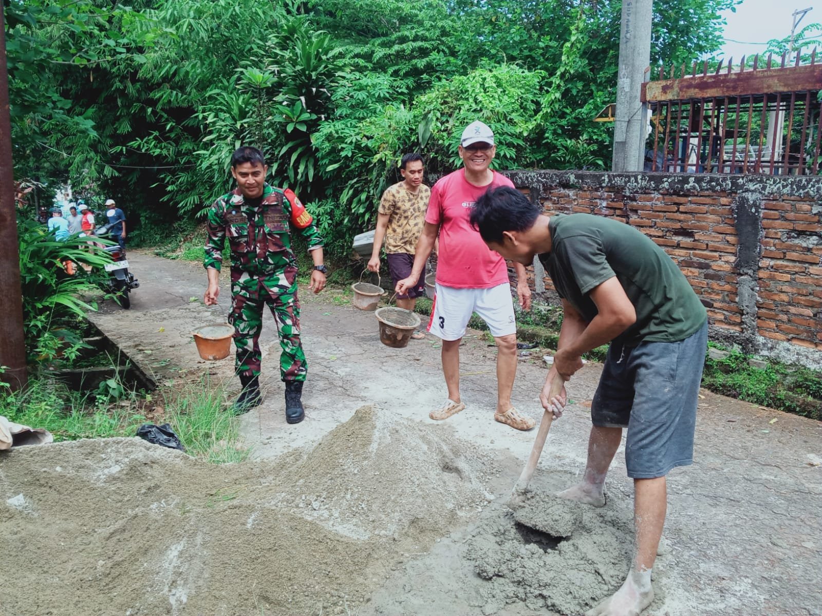 Babinsa Gotong Royong Bantu Warga Binaan Memperbaiki Saluran Air di Depok - Teropongrakyat.co