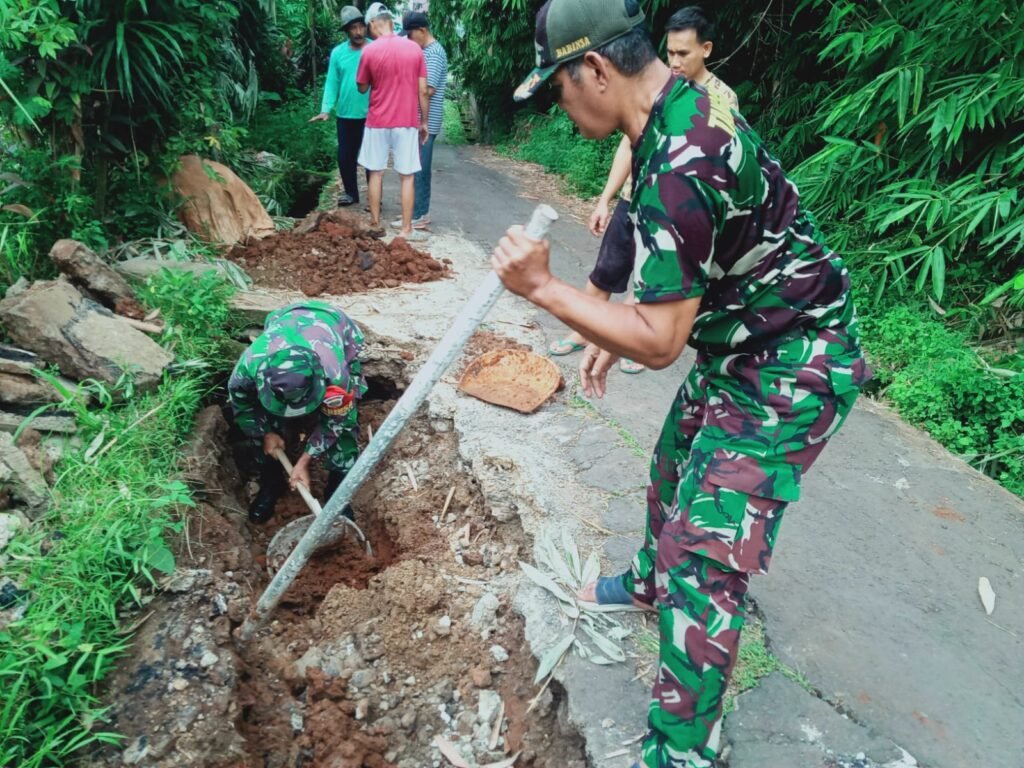 Babinsa Gotong Royong Bantu Warga Binaan Memperbaiki Saluran Air di Depok - Teropong Rakyat