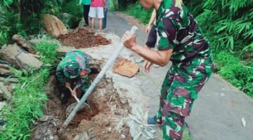 Babinsa Gotong Royong Bantu Warga Binaan Memperbaiki Saluran Air di Depok