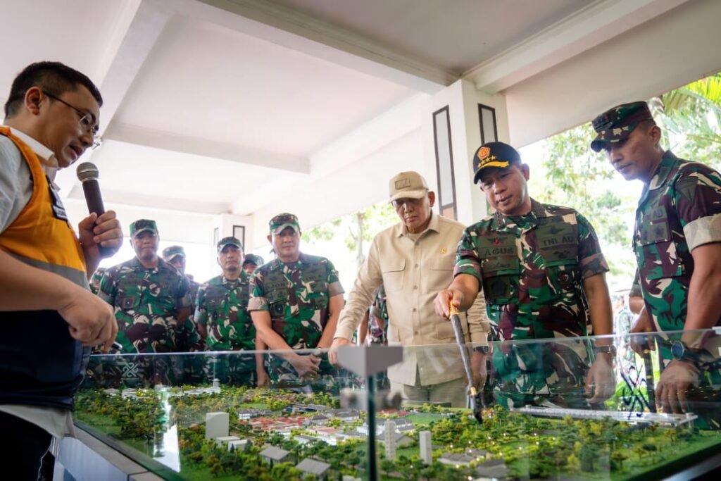 Portal Berita Indonesia dan Dunia Terkini Hari Ini, Update Harian Terbaru, Terlengkap, Tajam, Aktual dan Berimbang. Wakasad Dampingi Menhan RI Tinjau Rencana Pembangunan Fasilitas Latihan Tempur Multidimensi Pusdikpassus - Teropong Rakyat
