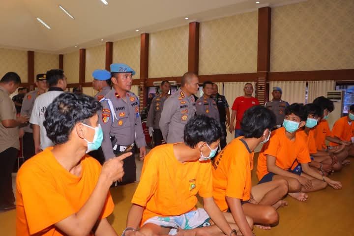 Kapolres Metro Bekasi Pimpin Konferensi Pers Kasus Terkait Pengeroyokan dan Penganiayaan yang Mengakibatkan Kematian di Babelan Bekasi - Teropongrakyat.co