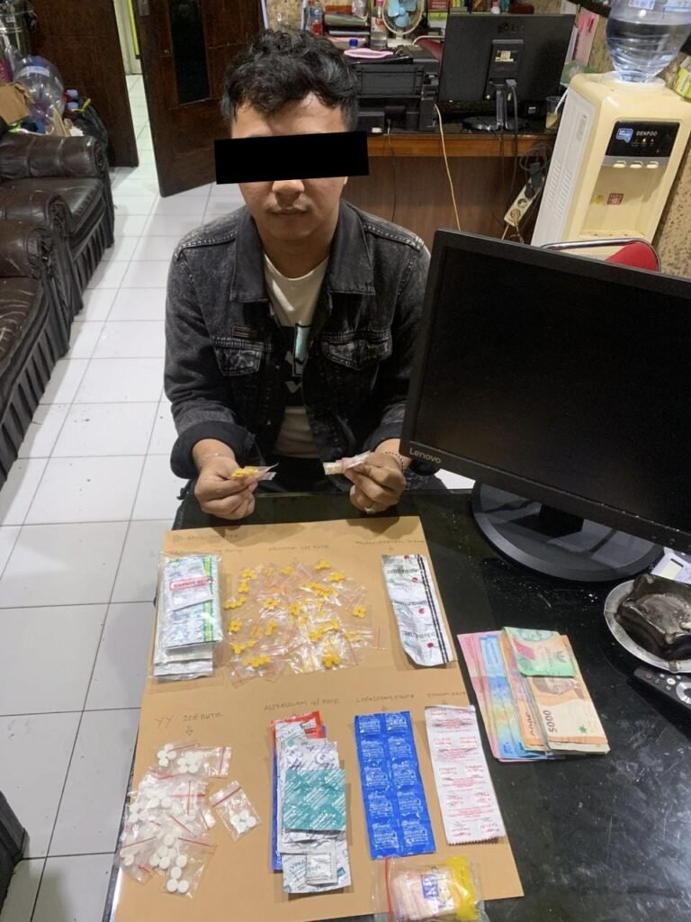 Portal Berita Indonesia dan Dunia Terkini Hari Ini, Update Harian Terbaru, Terlengkap, Tajam, Aktual dan Berimbang. Polsek Metro Tanah Abang Tangkap Pengedar Obat Tipe G di Bendungan Hilir - Teropong Rakyat