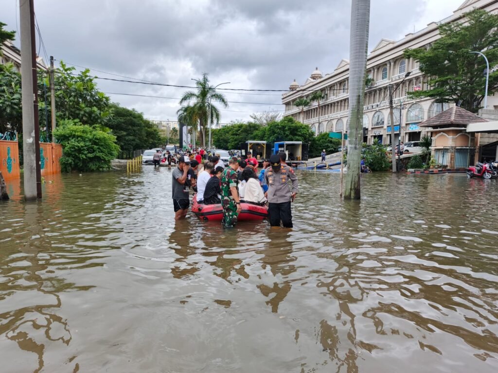 Aksi Sigap Polsek Cengkareng, Evakuasi Warga Kebanjiran Gunakan Perahu Karet Di Taman Kencana - Teropong Rakyat