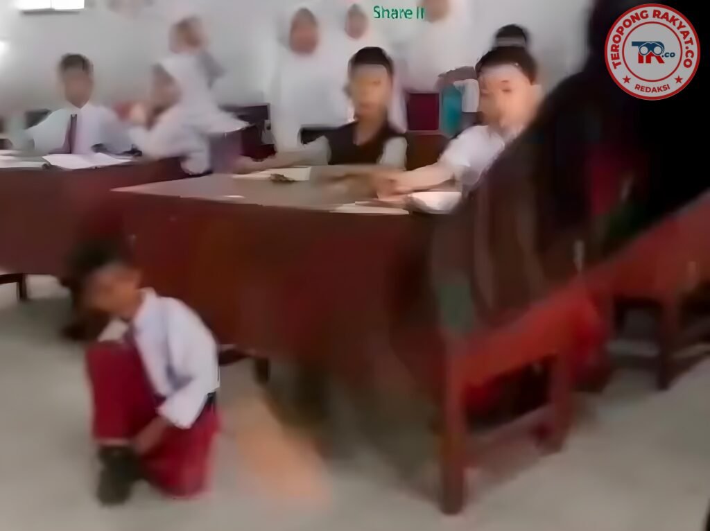 Portal Berita Indonesia dan Dunia Terkini Hari Ini, Update Harian Terbaru, Terlengkap, Tajam, Aktual dan Berimbang. Siswa SD di Medan Disuruh Belajar di Lantai Karena Menunggak Uang Sekolah - Teropong Rakyat
