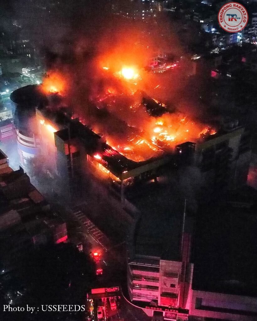 Kebakaran Glodok Plaza Sembilan Karyawan Selamat, Pemadaman Masih Berlanjut - Teropong Rakyat