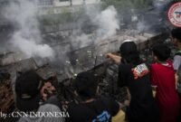 Warga saat melihat kebakaran di lokasi kejadian