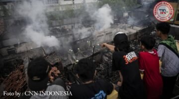 Warga saat melihat kebakaran di lokasi kejadian