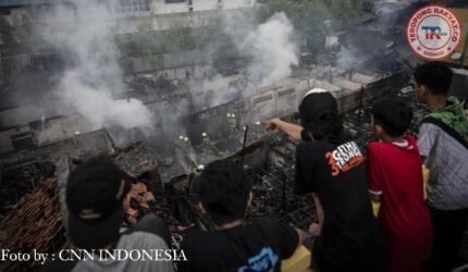 Kebakaran Melanda Permukiman Padat di Jalan Pangeran Jayakarta, Mangga Dua, 19 Unit Damkar Dikerahkan - Teropongrakyat.co