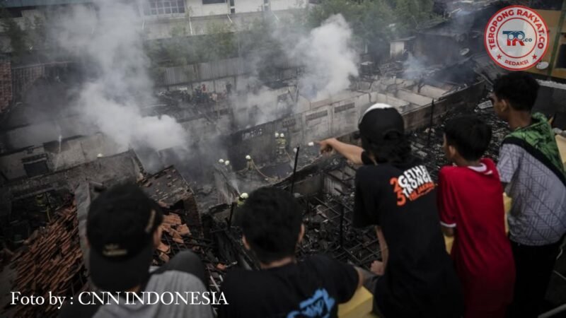 Warga saat melihat kebakaran di lokasi kejadian