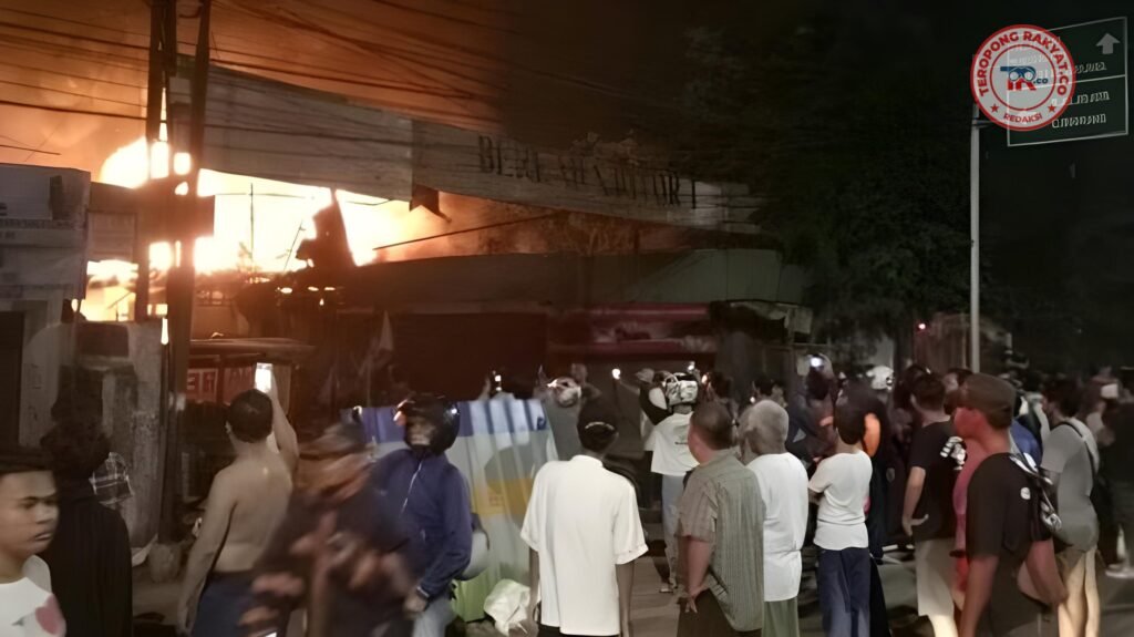 Portal Berita Indonesia dan Dunia Terkini Hari Ini, Update Harian Terbaru, Terlengkap, Tajam, Aktual dan Berimbang. Bengkel Motor di Pasar Minggu Terbakar, 7 Unit Damkar Dikerahkan - Teropong Rakyat