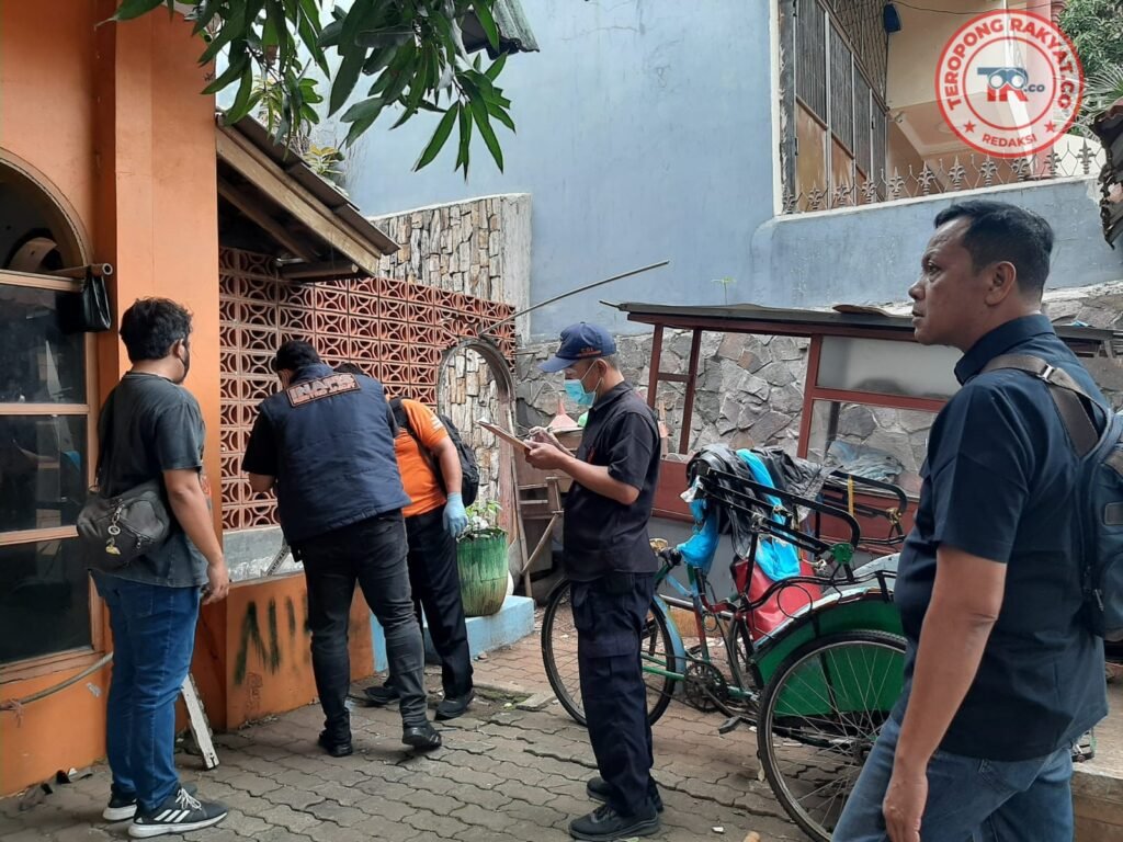 Portal Berita Indonesia dan Dunia Terkini Hari Ini, Update Harian Terbaru, Terlengkap, Tajam, Aktual dan Berimbang. Mayat Bayi Ditemukan dalam Kantong Plastik di Rumah Kosong di Koja, Polisi Lakukan Penyelidikan - Teropong Rakyat