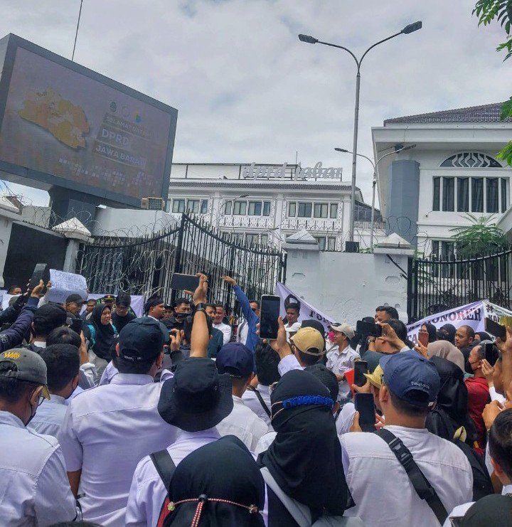 Portal Berita Indonesia dan Dunia Terkini Hari Ini, Update Harian Terbaru, Terlengkap, Tajam, Aktual dan Berimbang. Ratusan Guru Honorer GTK Non ASN SMA/SMK Se-Jawa Barat Geruduk DPRD Provinsi Jawa Barat Minta Dukungan Segera Di Angkat PPPK - Teropongrakyat.co