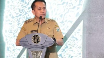 Dirjen Bina Keuangan Daerah Kemendagri Agus Fatoni Terima Penghargaan dan PIN Emas Dari Menteri BUMN.