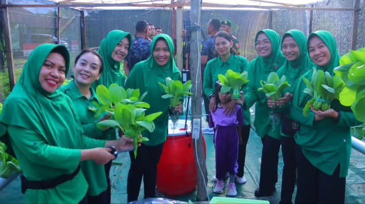 Portal Berita Indonesia dan Dunia Terkini Hari Ini, Update Harian Terbaru, Terlengkap, Tajam, Aktual dan Berimbang. Panen Sayur Hidroponik Wujud Kemandirian dan Inovasi Satuan Yonif 754 Kostrad - Teropongrakyat.co