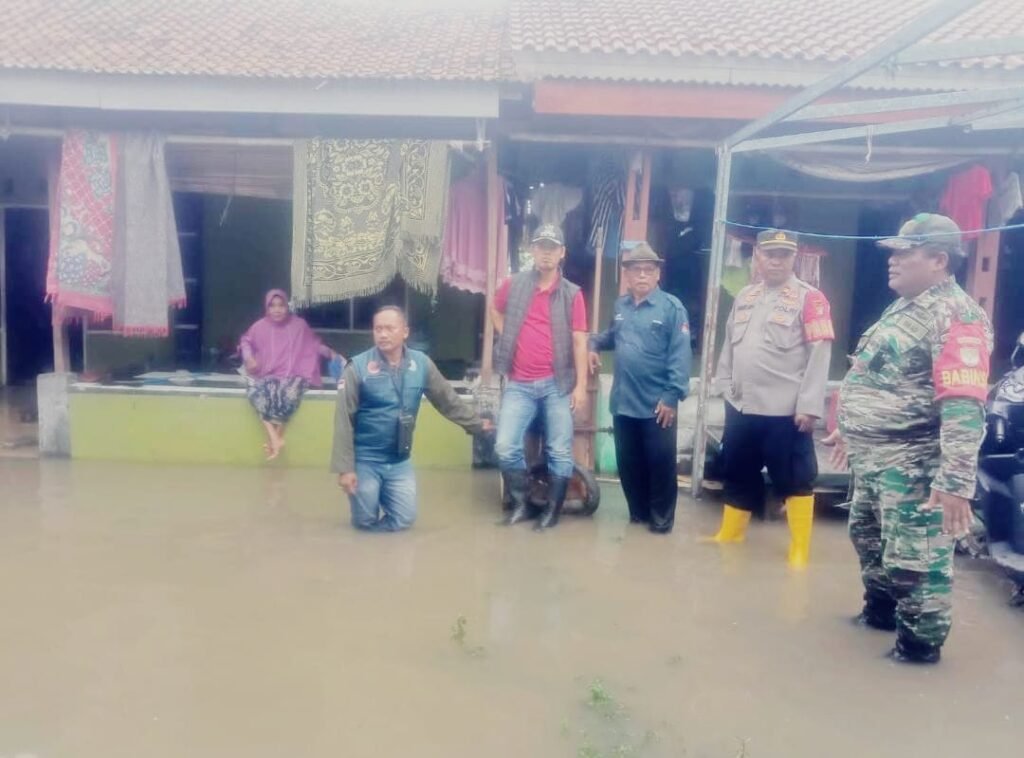 Forum Koordinasi Pimpinan Kecamatan Pebayuran Tinjau Warga Terdampak Genangan Air Luapan Kali Kiwing - Teropongrakyat.co