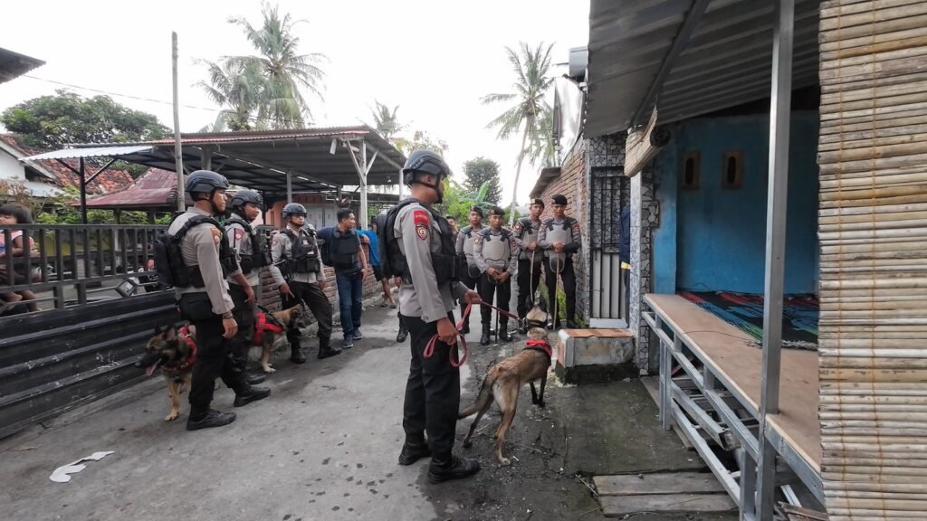 Portal Berita Indonesia dan Dunia Terkini Hari Ini, Update Harian Terbaru, Terlengkap, Tajam, Aktual dan Berimbang. Kerahkan unit K-9, Polda NTB gerebek kampung narkoba dan Amankan 29,72 Gram Sabu - Teropong Rakyat