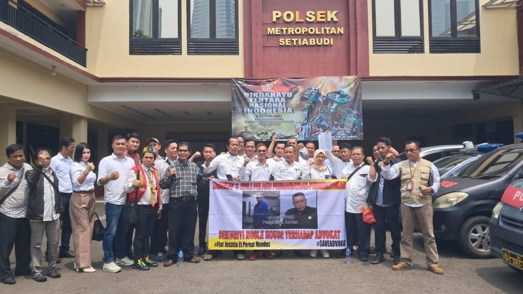 Portal Berita Indonesia dan Dunia Terkini Hari Ini, Update Harian Terbaru, Terlengkap, Tajam, Aktual dan Berimbang. Ratusan Pengacara SPASI Kawal Sidang Kriminalisasi Advokat Jefry Sagala - Teropong Rakyat