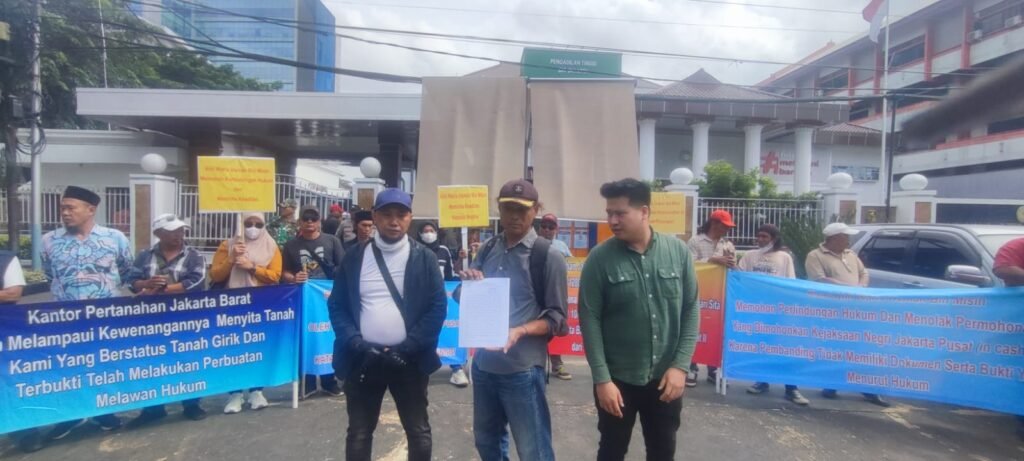Portal Berita Indonesia dan Dunia Terkini Hari Ini, Update Harian Terbaru, Terlengkap, Tajam, Aktual dan Berimbang. Keluarga Ahli Waris Usman Bin Misin Lanjutkan Demo di Pengadilan Tinggi DKI Jakarta - Teropong Rakyat