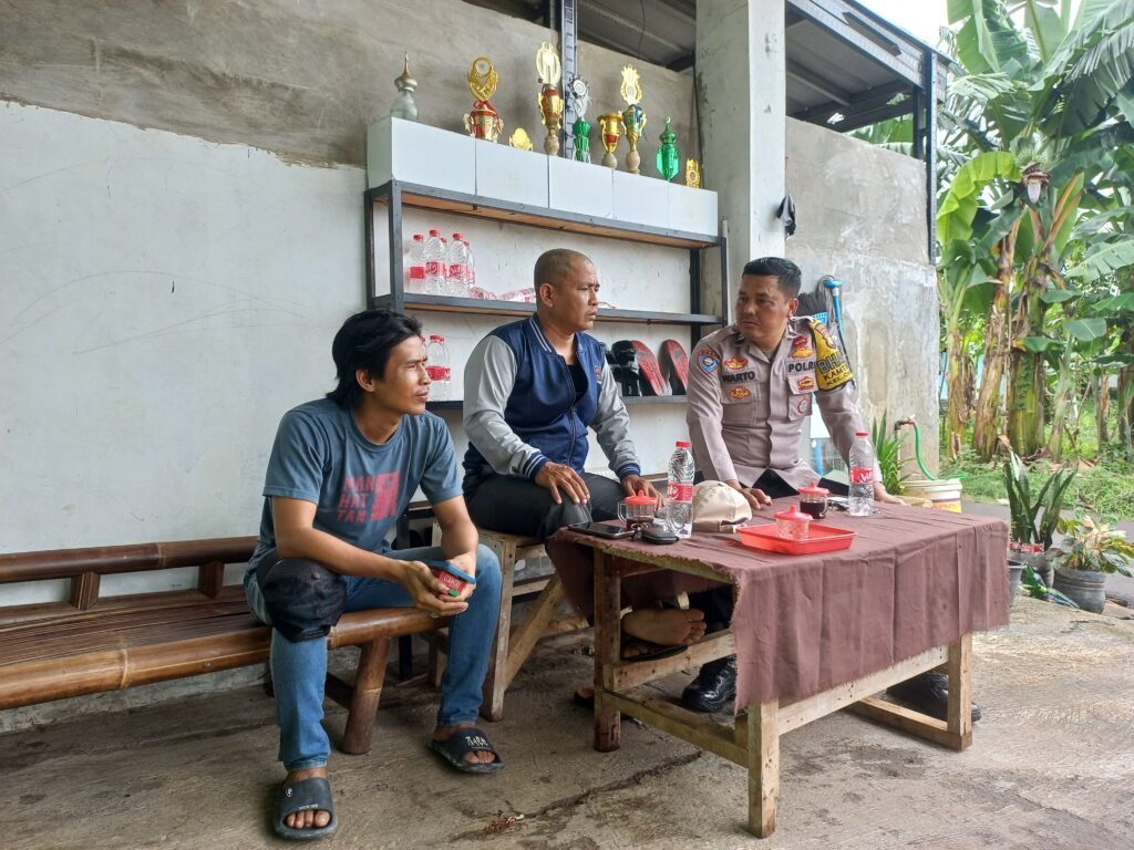Portal Berita Indonesia dan Dunia Terkini Hari Ini, Update Harian Terbaru, Terlengkap, Tajam, Aktual dan Berimbang. Bhabinkamtibmas Bintara Jaya Cooling System Patroli Wilayah Sambangi Warga - Teropong Rakyat