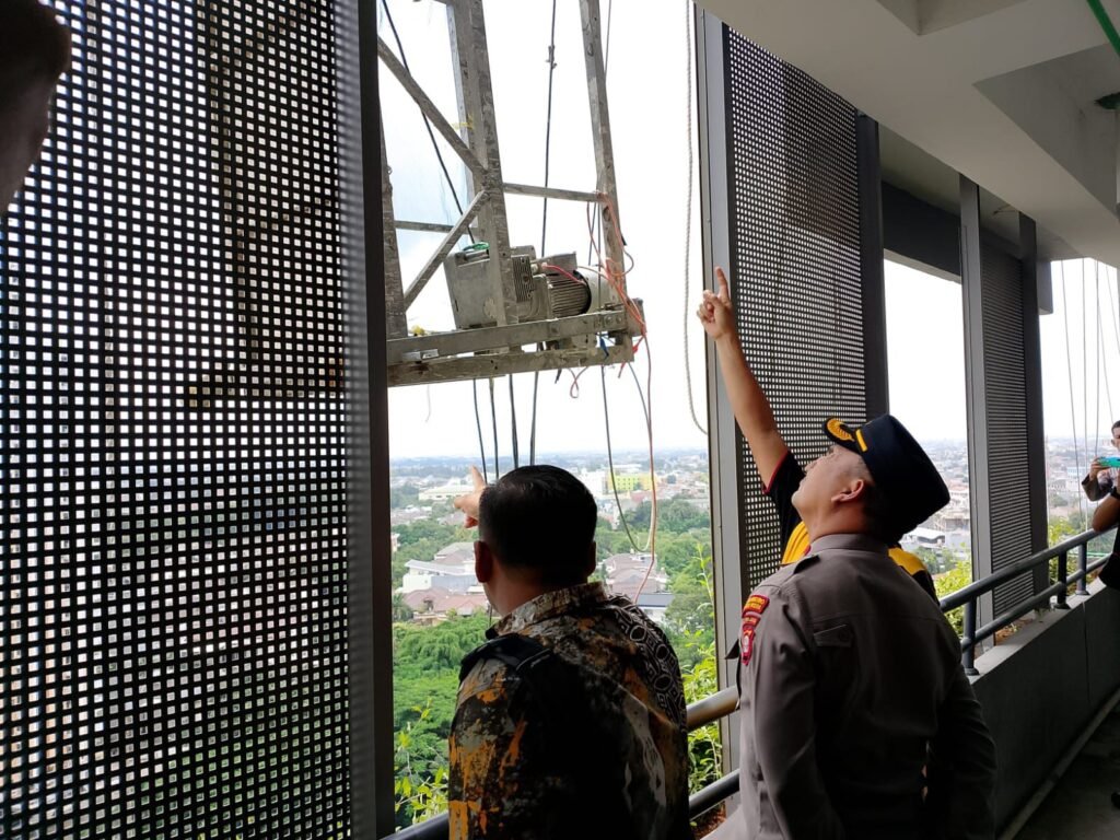 Portal Berita Indonesia dan Dunia Terkini Hari Ini, Update Harian Terbaru, Terlengkap, Tajam, Aktual dan Berimbang. Dua Orang Pekerja Tewas Setelah Terjatuh Dari Gondola Lantai 8 Mall Pakuwon Bekasi - Teropong Rakyat