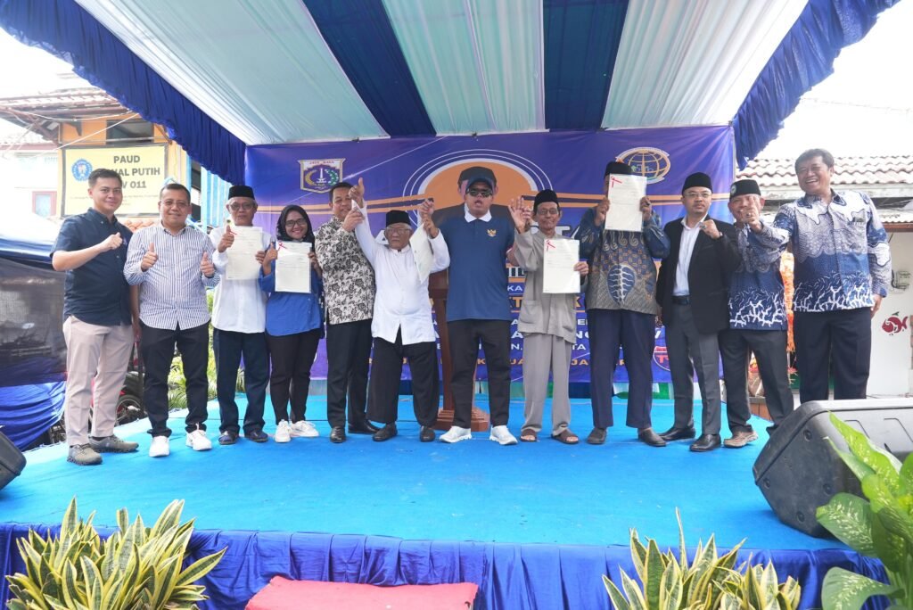 Menteri ATR/BPN Nusron Wahid Serahkan 5 SHGB untuk Warga Muara Angke - Teropong Rakyat
